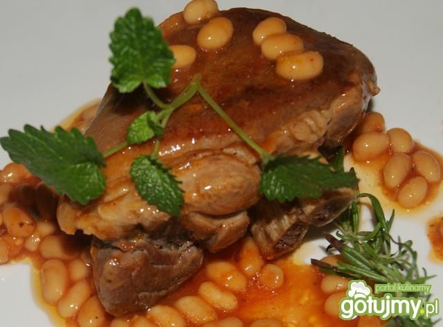 Golonka z fasolą w sosie pomidorowym Golonka z fasolą w sosie pomidorowym