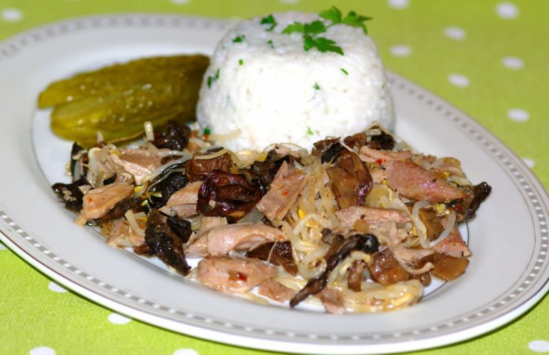 Golonka z grzybami i kiełkami fasoli mung