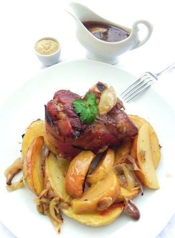 Golonka z ziemniaczkami duszona w piwie