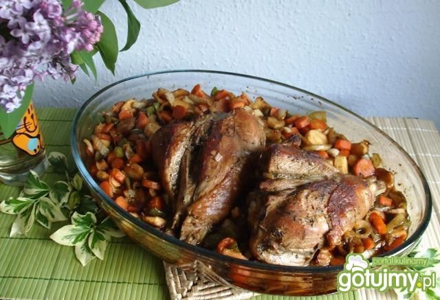 Golonki indycze pieczone w warzywach