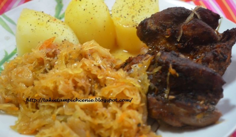 Golonki pieczone na kiszonej kapuście 