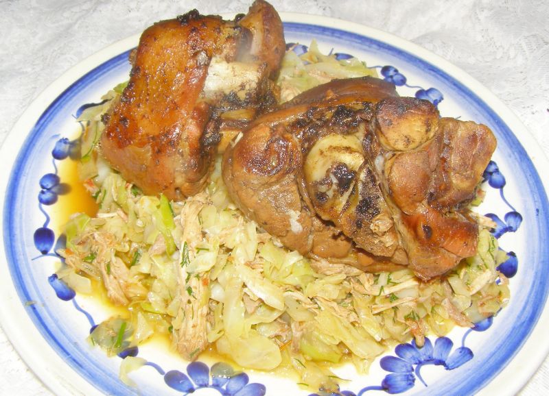 Golonki wieprzowe z szybkowara z młodą kapustą Golonki wieprzowe z szybkowara z młodą kapustą