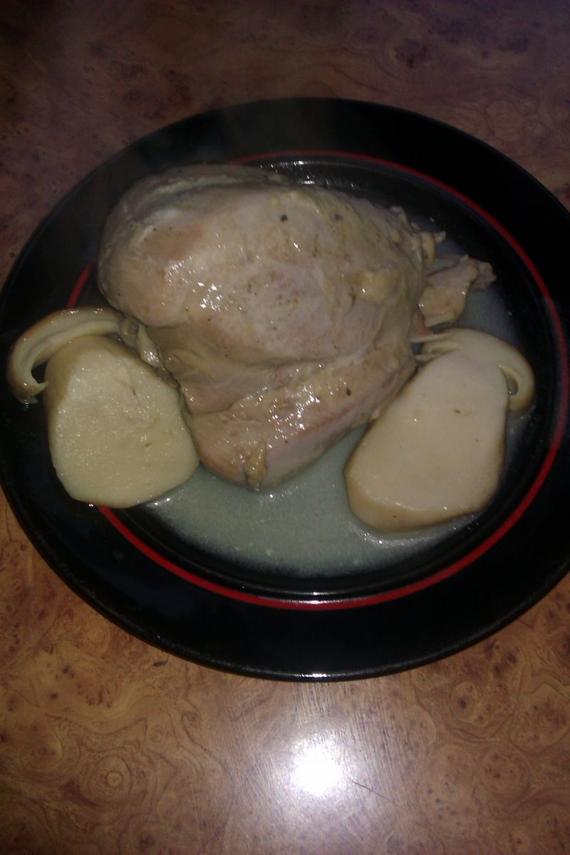 Golonko z indyka duszone z prawdziwkami