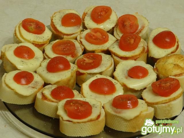 Gorąca bagietka z oscypkiem i pomidorem