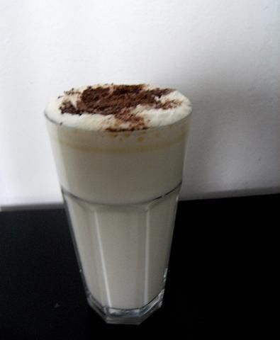 Gorąca biała czekolada z bitą śmietana