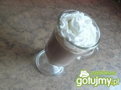 Gorąca czekolada z bitą śmietaną Gorąca czekolada z bitą śmietaną