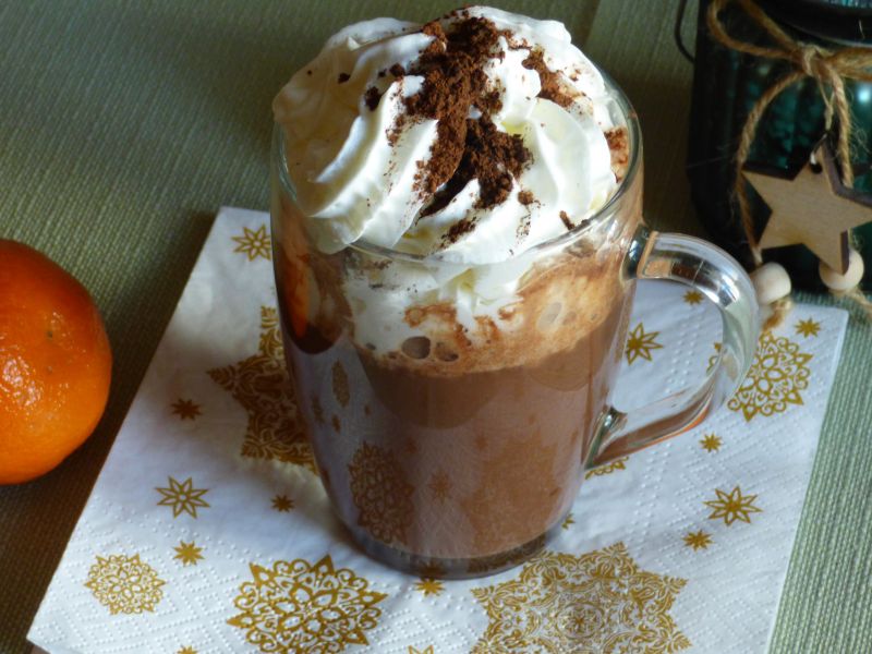 Gorąca czekolada z bitą śmietaną Gorąca czekolada z bitą śmietaną