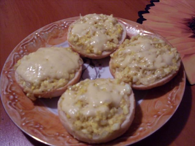 Gorące kanapki z cebulą i jajkami