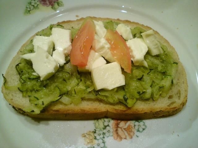 Gorące kanapki z cukinią