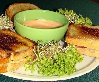 Gorące kanapki ze swojską szynką Gorące kanapki ze swojską szynką