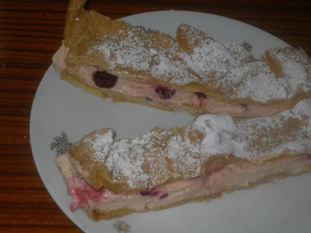 Góralka niskopienna z owocami i kremem