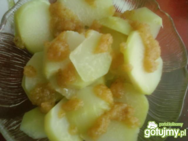 Gotowana kalarepa polana bułką tartą Gotowana kalarepa polana bułką tartą