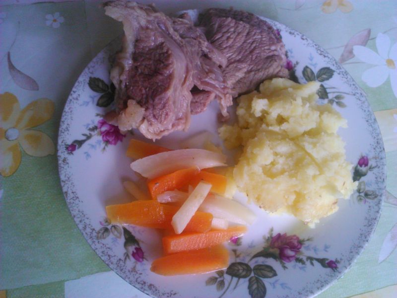 Gotowana wołowina z włoszczyzną  Gotowana wołowina z włoszczyzną