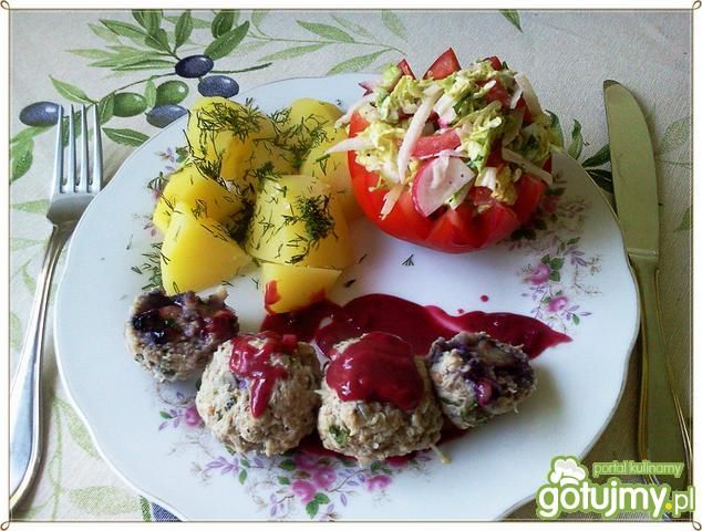 Gotowane klopsiki z kalarepka i borówką 