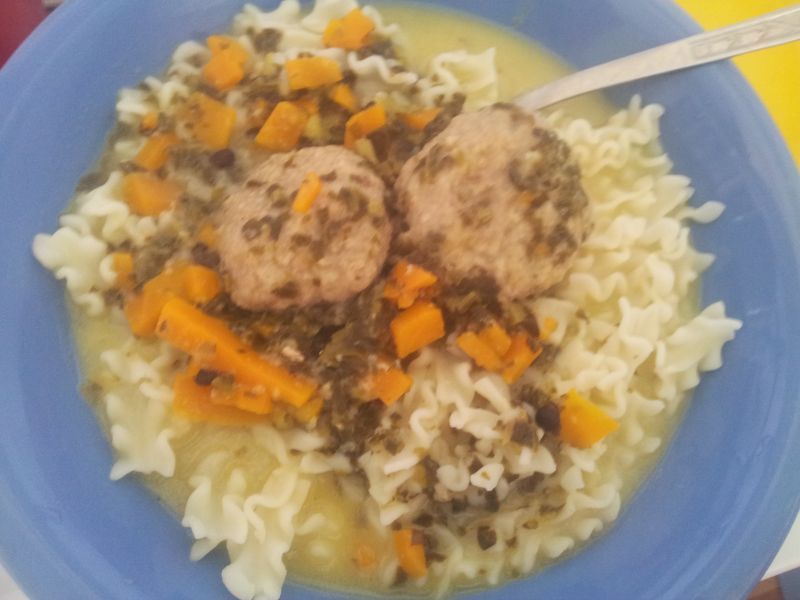 Gotowane klopsiki z kaszą kuskus manną i płatkami Gotowane klopsiki z kaszą kuskus manną i płatkami