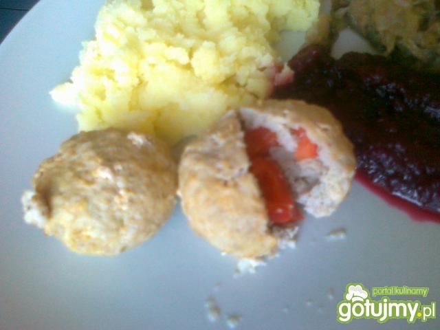 Gotowane mięsne kuleczki z papryką Gotowane mięsne kuleczki z papryką