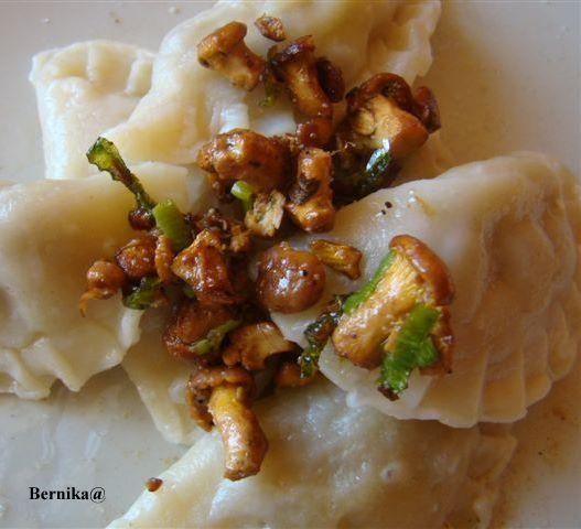 Gotowane pierogi z kurkami Gotowane pierogi z kurkami