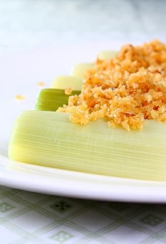 Gotowane pory z bułką tartą.