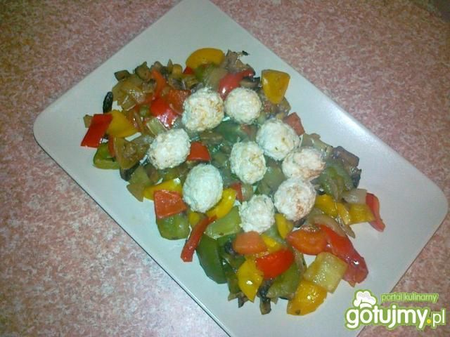 Gotowane pulpety na duszonych warzywach