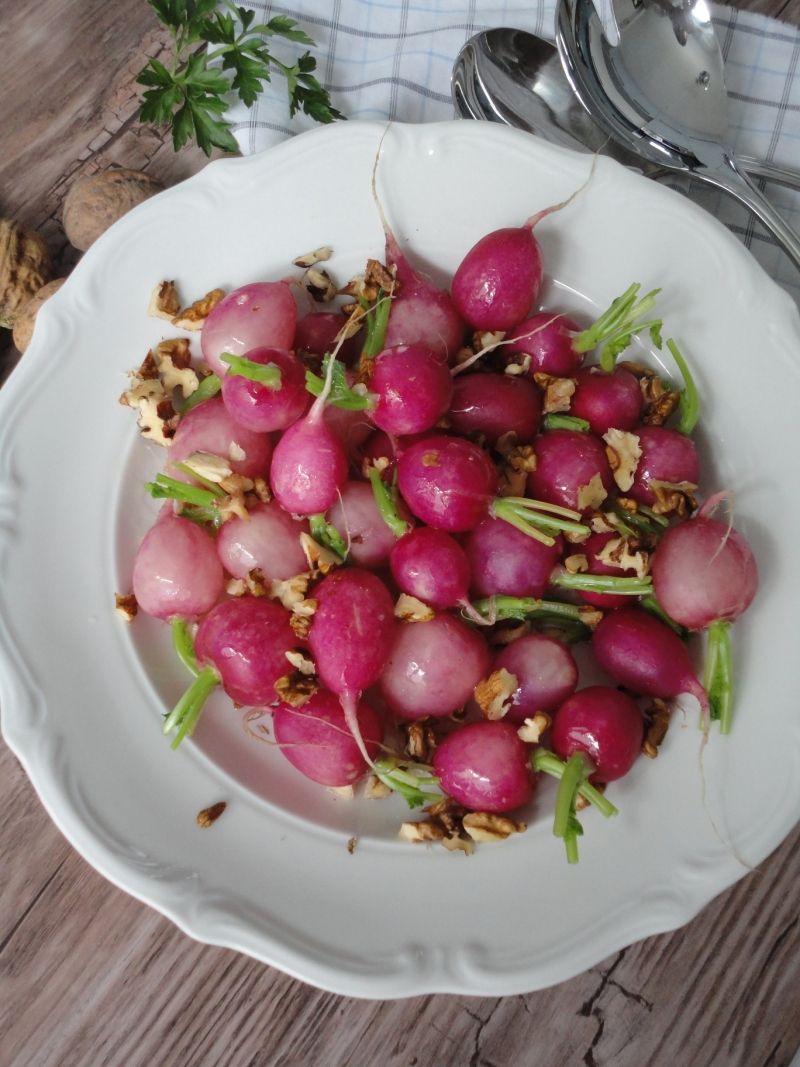 Gotowane rzodkiewki z orzechami Gotowane rzodkiewki z orzechami