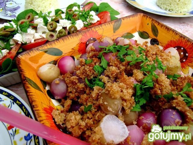 Gotowane rzodkiewki z tartą bułką Gotowane rzodkiewki z tartą bułką