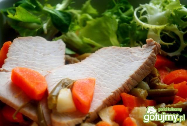 Gotowany indyk w potrawce  jarzynowej