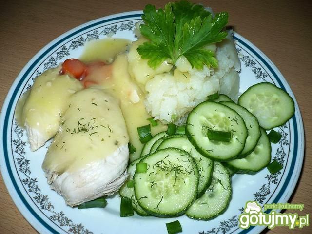 Gotowany kurczak z sosem i ogórkami