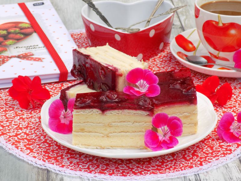 Gotowany sernik na herbatnikach z wiśniami