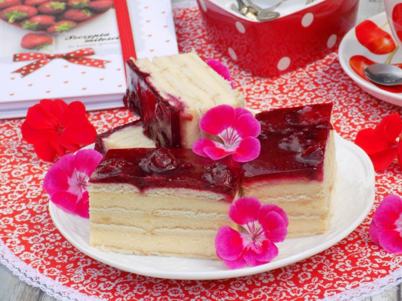 Gotowany sernik na herbatnikach z wiśniami