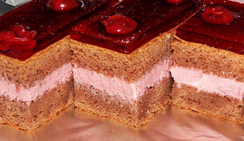 Gotowany sernik wiśniowy w kakaowym biszkopcie 