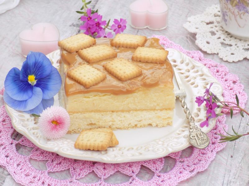 Gotowany sernik z kajmakiem na biszkopcie