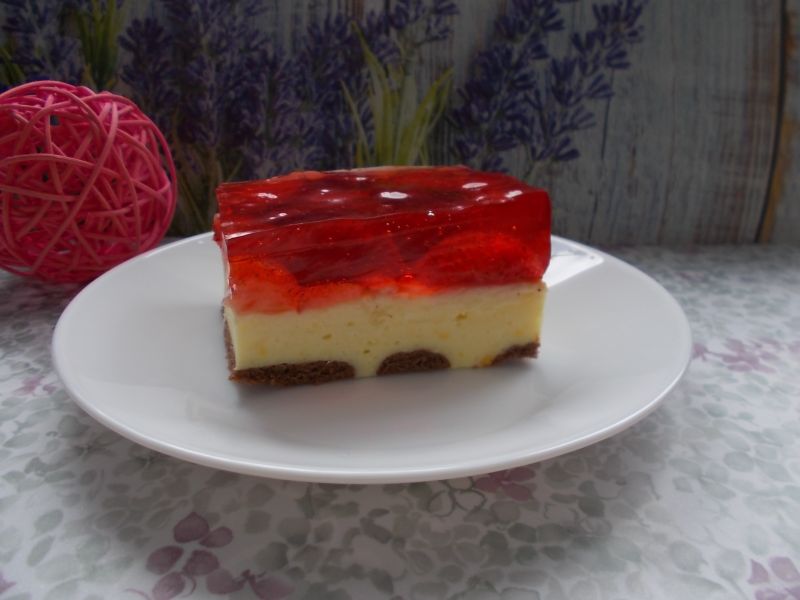 Gotowany sernik z truskawkami