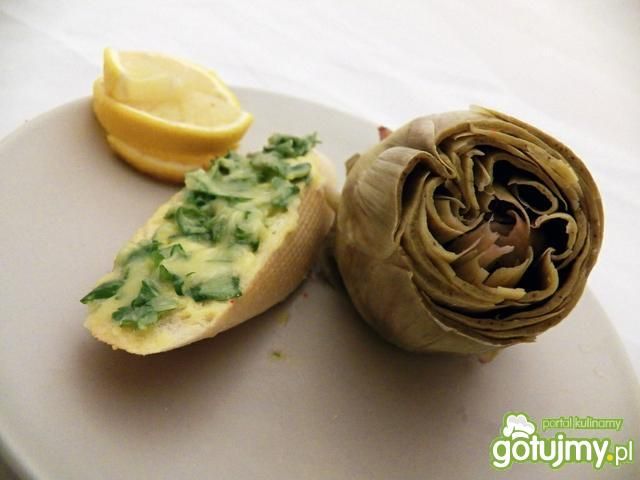 Gowane karczochy z masłem pietruszkowym