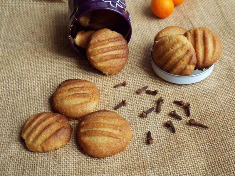 Goździkowo-pomarańczowe ciasteczka maślane