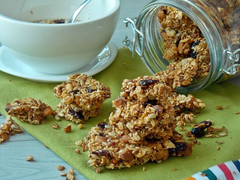 Granola z dżemem z dzikiej róży