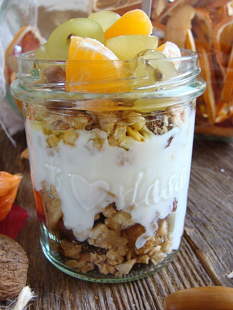 Granola z jogurtem i owocami Granola z jogurtem i owocami