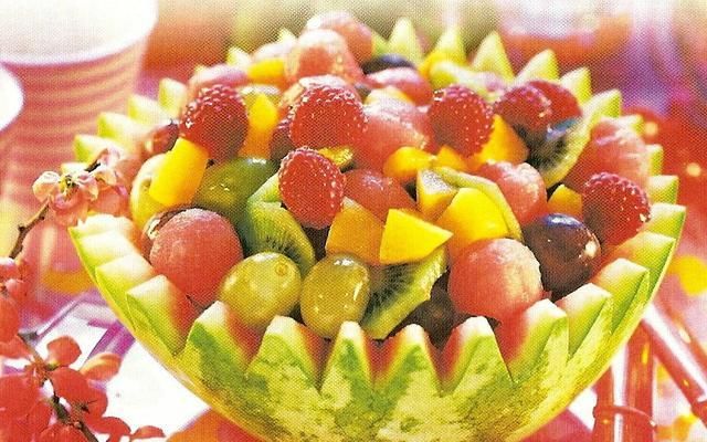 Grecka sałatka owocowa w arbuzie Grecka sałatka owocowa w arbuzie