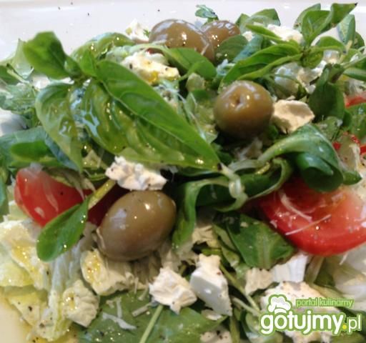 Grecka sałatka z oliwkami i roszpunką. Grecka sałatka z oliwkami i roszpunką.