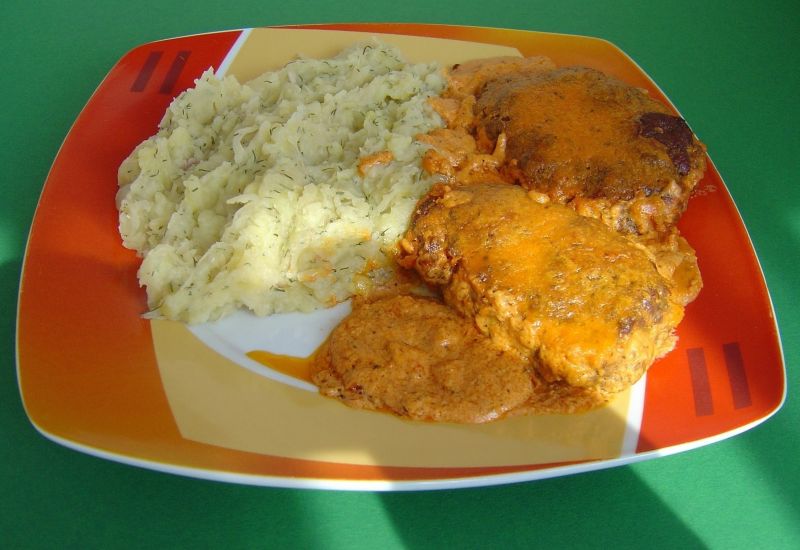 Greckie bifteki pieczone w sosie śródziemnomorskim