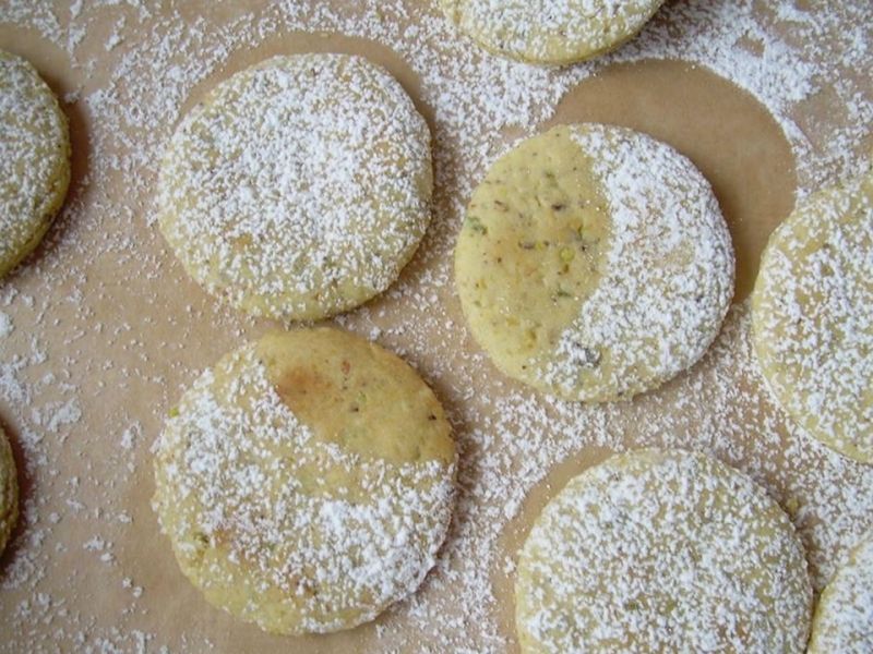 Greckie ciastka z orzechami nerkowca i pistacjami