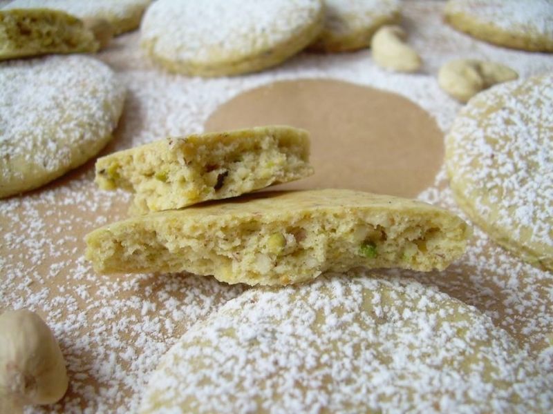 Greckie ciastka z orzechami nerkowca i pistacjami