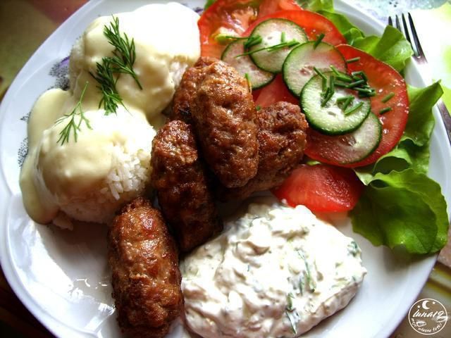 Greckie kiełbaski loukanika i dodatki