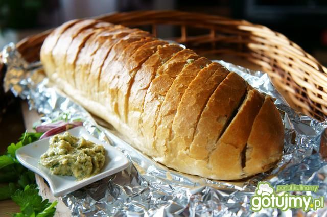 Grillowana bagietka z masłem czosnkowym Grillowana bagietka z masłem czosnkowym