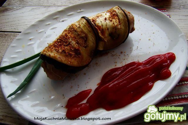 Grillowana biała kiełbasa w bakłażanie