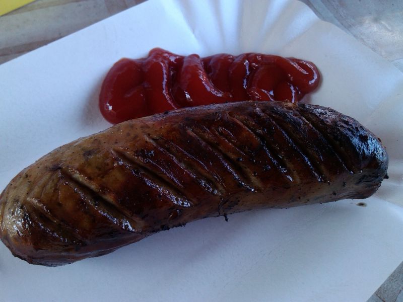 Grillowana biała kiełbasa z cebulą