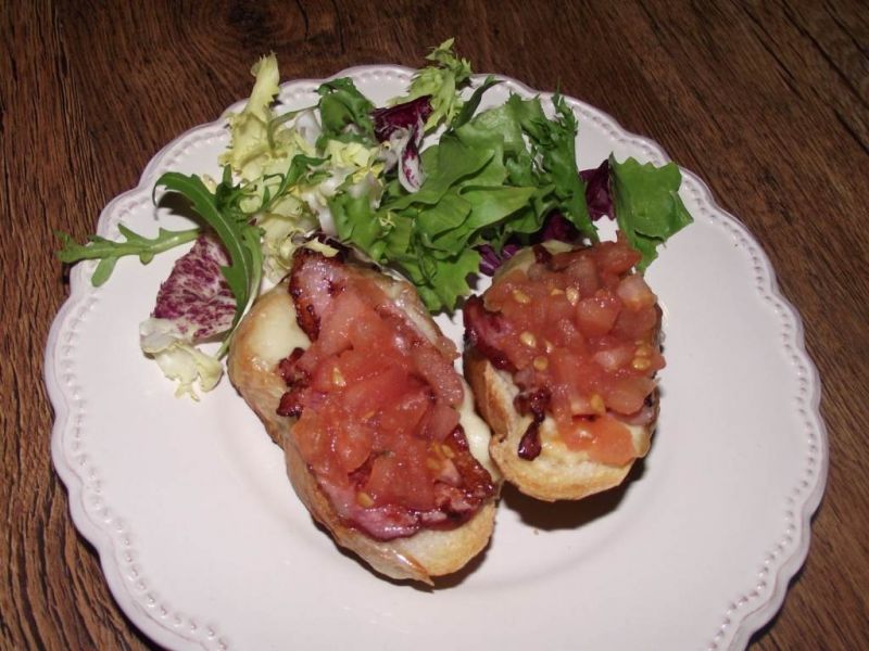 Grillowana bruschetta z mozzarellą i bekonem  Grillowana bruschetta z mozzarellą i bekonem