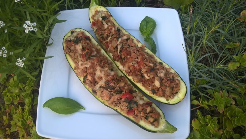 Grillowana cukinia faszerowana wieprzowiną Grillowana cukinia faszerowana wieprzowiną