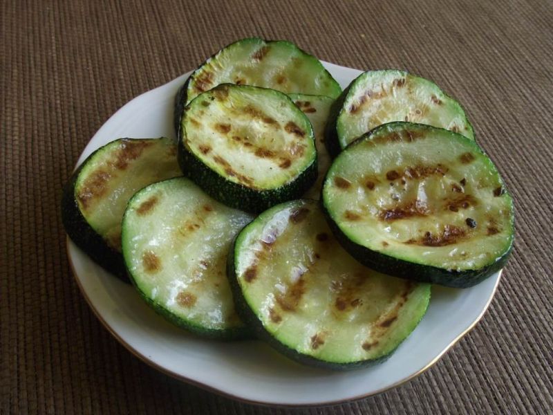 Grillowana cukinia w marynacie czosnkowej  Grillowana cukinia w marynacie czosnkowej