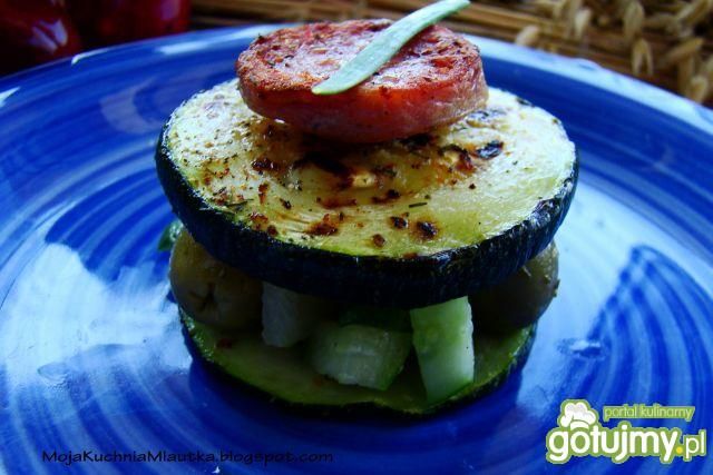 Grillowana cukinia z salsą  Grillowana cukinia z salsą