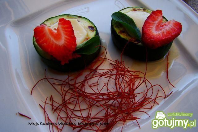 Grillowana cukinia z serem mozzarella Grillowana cukinia z serem mozzarella